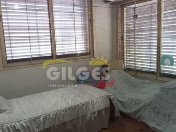 Venta de Casa 5 Amb. S/L 8.66x25  en Haedo  Buen Estado  con Garage