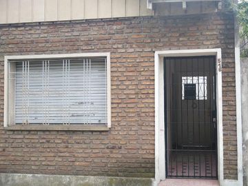 PH interno por pasillo de 2 ambientes  con patio. Muy buena ubicación. Lomas de Zamora E.