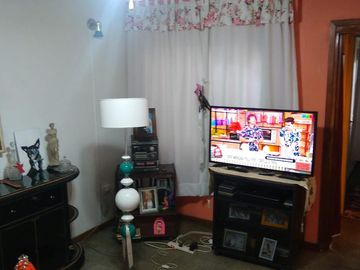 PH interno por pasillo de 2 ambientes  con patio. Muy buena ubicación. Lomas de Zamora E.