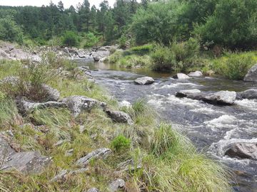 Exclusivo Campo con Costa de Río en Atos Pampa