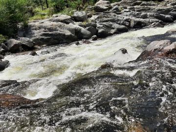 Exclusivo Campo con Costa de Río en Atos Pampa
