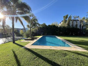 Espectacular Casa a la Laguna - Barrio Privado Castores 1