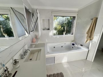Espectacular Casa a la Laguna - Barrio Privado Castores 1