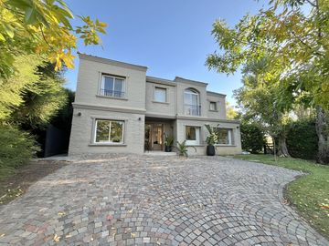 Espectacular Casa a la Laguna - Barrio Privado Castores 1