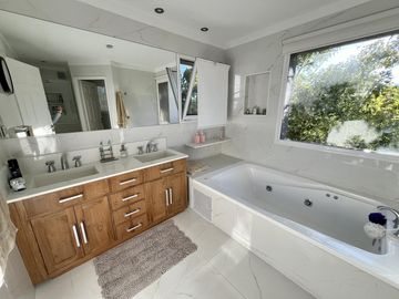 Espectacular Casa a la Laguna - Barrio Privado Castores 1