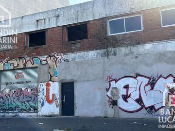 Terreno en Venta y en Alquiler en Berazategui - Ex Galpon a reciclar -  Acceso directo Autopista.