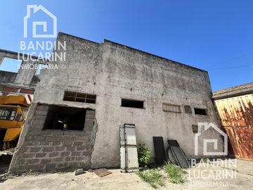 Terreno en Venta y en Alquiler en Berazategui - Ex Galpon a reciclar -  Acceso directo Autopista.