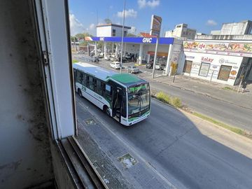 Terreno en Venta y en Alquiler en Berazategui - Ex Galpon a reciclar -  Acceso directo Autopista.
