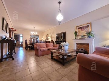 Casa 5 ambientes en Venta en Villa Ballester - Lote 418 m2 a 3 cuadras del centro comercial