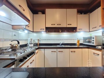 Casa 5 ambientes en Venta en Villa Ballester - Lote 418 m2 a 3 cuadras del centro comercial