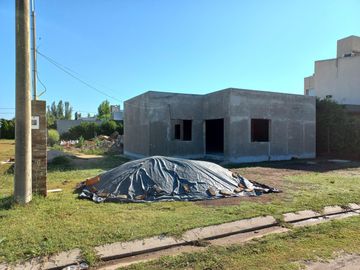 Casa en  Venta 2 dormitorios 2 baños a terminar en el barrio el Molino Roldan