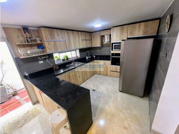 Casa con piscina en la cumbre