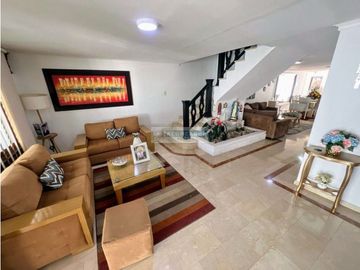 Casa con piscina en la cumbre