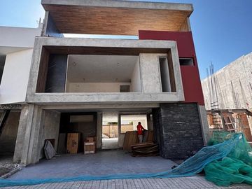 Casa en  venta con 4 recamaras en Angelpolis Puebla.