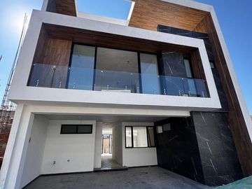 VENTA casa en Lomas de Angelopolis 4 recamaras y jardin
