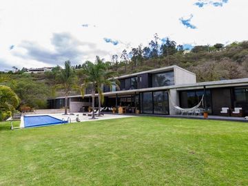 Venta Espectacular Casa 5 dormitorios en Urbanización Pillagua. Sector Santa Ines. Cumbayá. SC