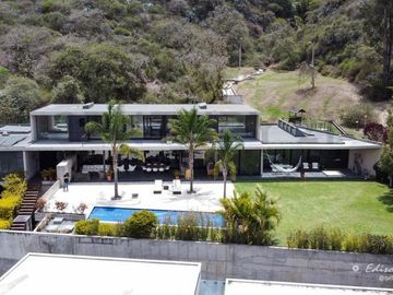 Venta Espectacular Casa 5 dormitorios en Urbanización Pillagua. Sector Santa Ines. Cumbayá. JS