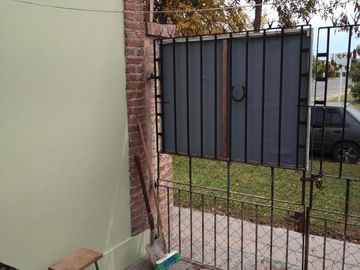 Casa en venta - 3 Dormitorios 1 Baño - Cochera - 110Mts2 - La Plata