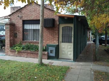 Casa en venta - 3 Dormitorios 1 Baño - Cochera - 110Mts2 - La Plata