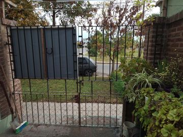 Casa en venta - 3 Dormitorios 1 Baño - Cochera - 110Mts2 - La Plata