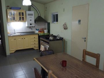 Casa en venta - 3 Dormitorios 1 Baño - Cochera - 110Mts2 - La Plata