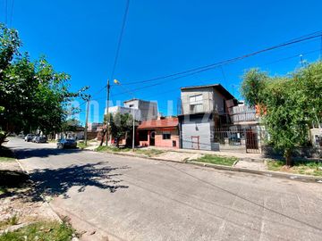 Casa 5 amb en Laferrere  - Con galpón