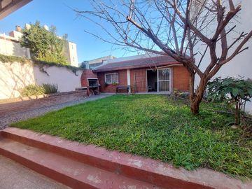 Casa en venta de 5 ambientes con cochera cubierta, patio con parrilla, quincho y terraza