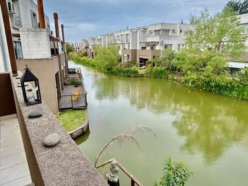 Triplex de 4 ambientes  en Lago del Sendero, con salida al lago