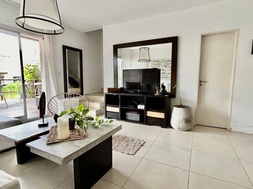 Triplex de 4 ambientes  en Lago del Sendero, con salida al lago