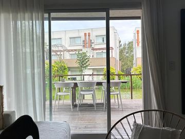 Triplex de 4 ambientes  en Lago del Sendero, con salida al lago