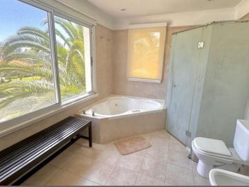 Casa en Los Castores al agua amplia y luminosa