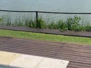 Casa en Los Castores al agua amplia y luminosa