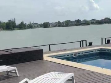 Casa en Los Castores al agua amplia y luminosa