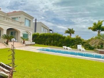 Casa en Los Castores al agua amplia y luminosa