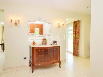 D. Esteche Realty & Home Ayres de Pilar. Casa Classica en excelente lote.