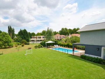 D. Esteche Realty & Home Ayres de Pilar. Casa Classica en excelente lote.