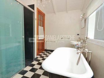 D. Esteche Realty & Home Ayres de Pilar. Casa Classica en excelente lote.