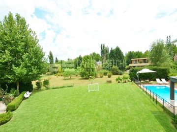 D. Esteche Realty & Home Ayres de Pilar. Casa Classica en excelente lote.