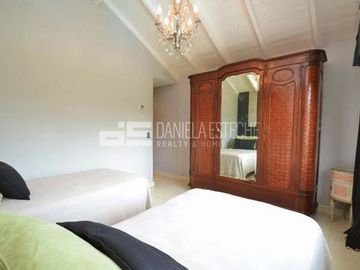 D. Esteche Realty & Home Ayres de Pilar. Casa Classica en excelente lote.