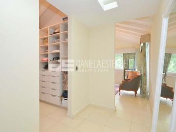 D. Esteche Realty & Home Ayres de Pilar. Casa Classica en excelente lote.
