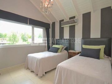 D. Esteche Realty & Home Ayres de Pilar. Casa Classica en excelente lote.