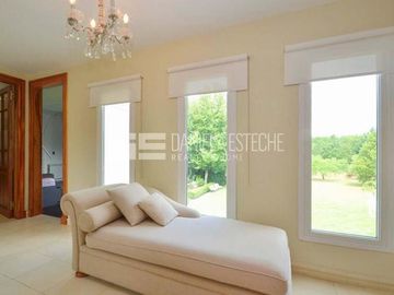 D. Esteche Realty & Home Ayres de Pilar. Casa Classica en excelente lote.