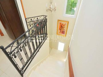D. Esteche Realty & Home Ayres de Pilar. Casa Classica en excelente lote.