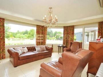 D. Esteche Realty & Home Ayres de Pilar. Casa Classica en excelente lote.