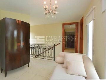 D. Esteche Realty & Home Ayres de Pilar. Casa Classica en excelente lote.