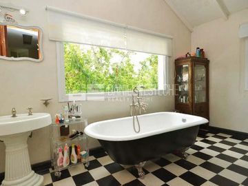 D. Esteche Realty & Home Ayres de Pilar. Casa Classica en excelente lote.