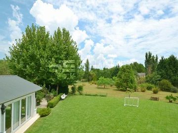 D. Esteche Realty & Home Ayres de Pilar. Casa Classica en excelente lote.