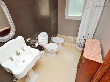 D. Esteche Realty & Home Ayres de Pilar. Casa Classica en excelente lote.