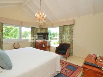 D. Esteche Realty & Home Ayres de Pilar. Casa Classica en excelente lote.