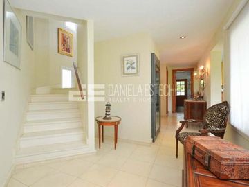 D. Esteche Realty & Home Ayres de Pilar. Casa Classica en excelente lote.